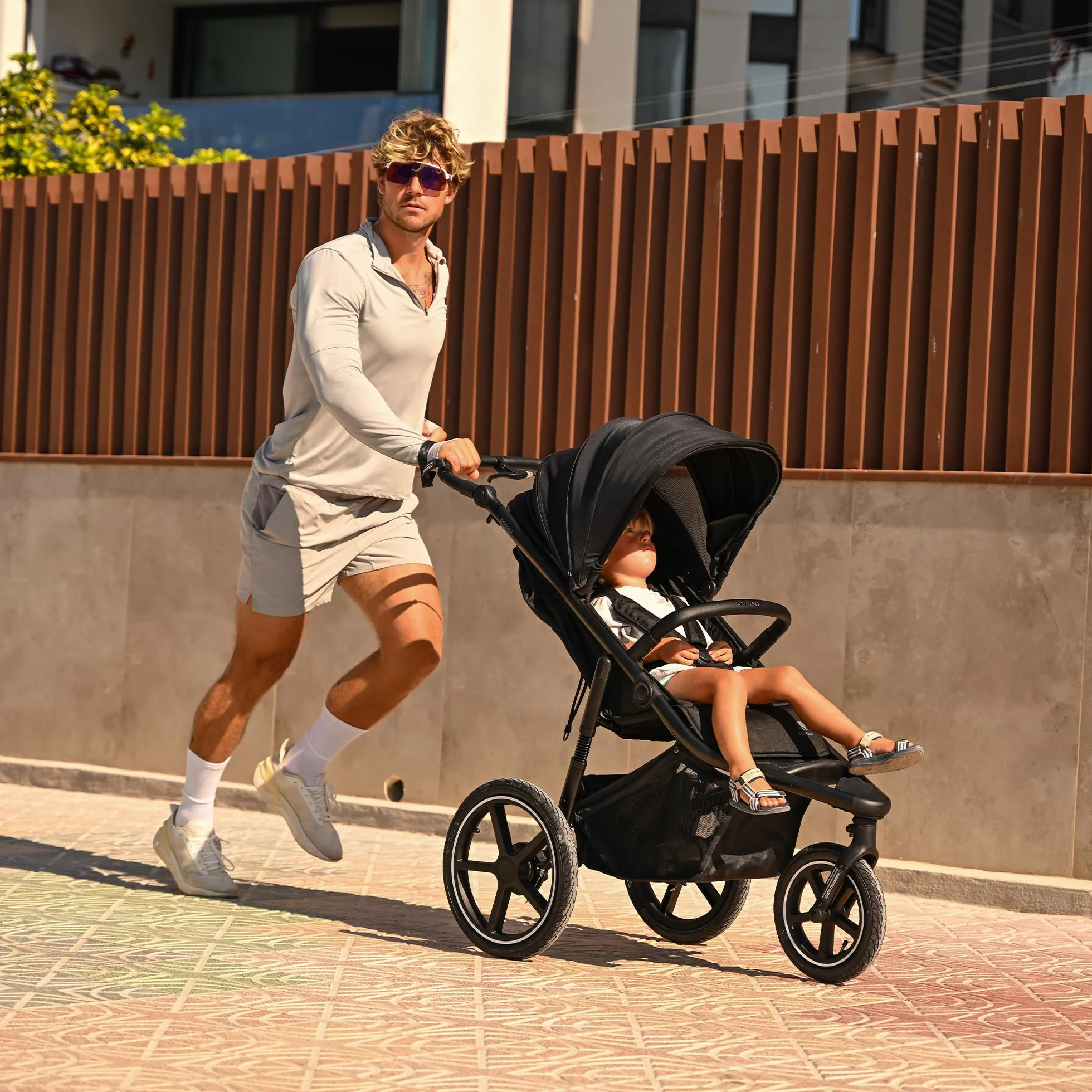 Deryan Bolt Poussette 3 Roues Tout Terrain Runner, Roues XL Gonflables 6 mois à 4 ans, Suspension, Position Allongée, Pliable, Jusqu'à 22 kg, Guidon Réglable, Panier XL Jusqu'à 3 kg, Crème