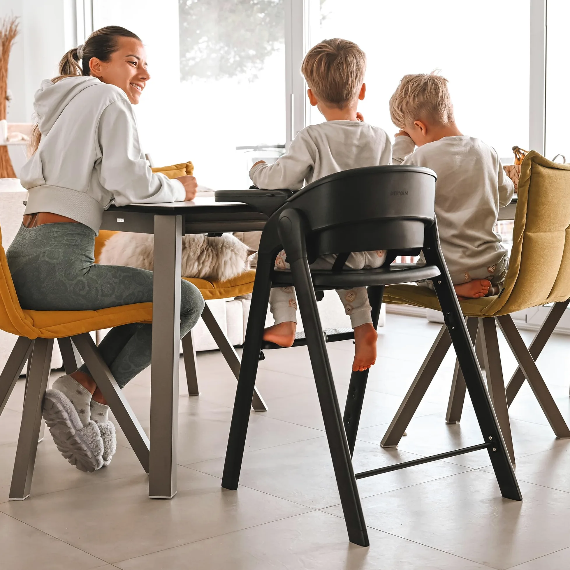 Deryan Chaise Haute évolutive 4en1, Pour Bébé Ergonomique, Confortable, Inclinable, Pliable, Avec Hauteur Réglable, Repose-Pieds, Plateau Amovible, 6 mois à 3 ans (110 kg) - Bois/Noir