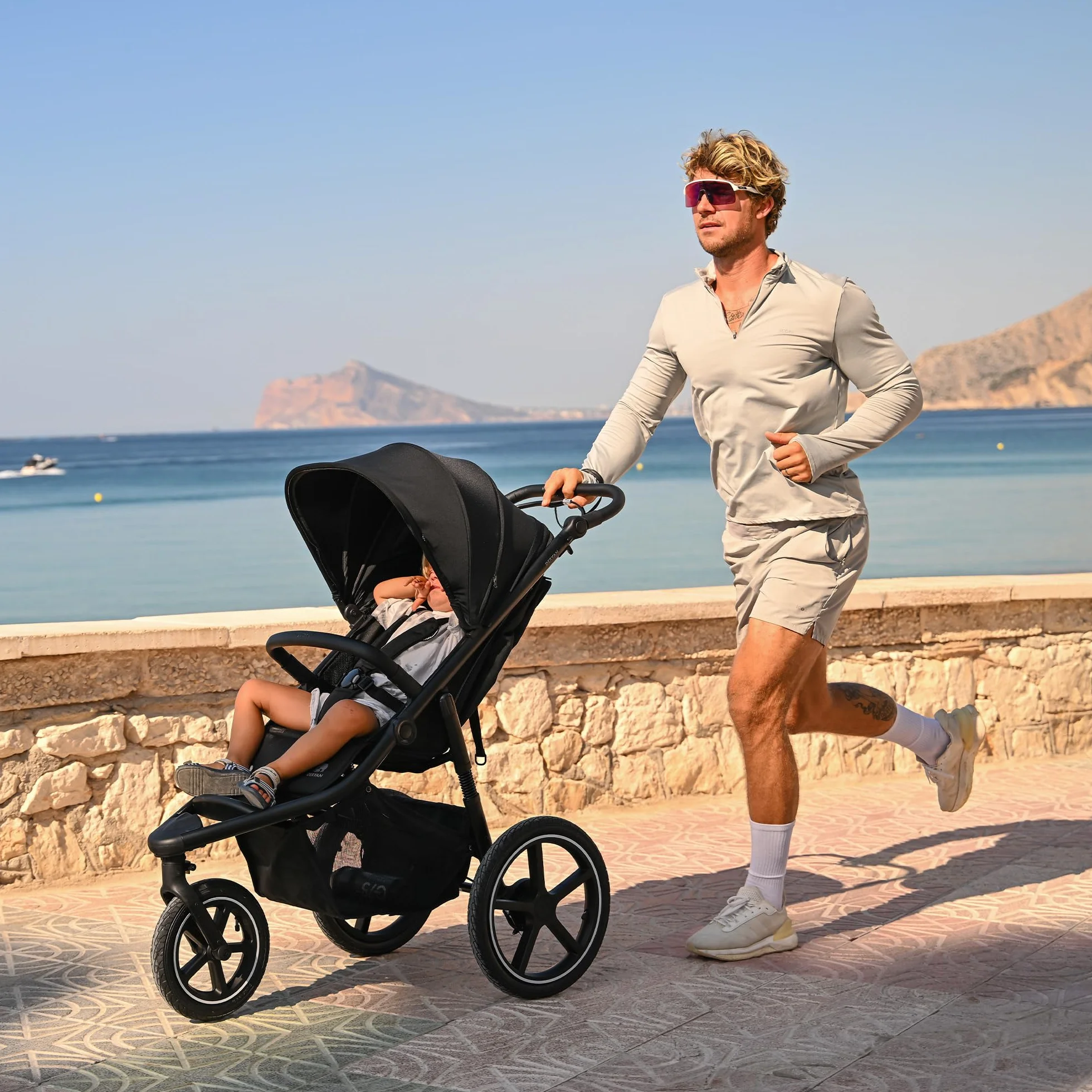 Deryan Bolt Poussette 3 Roues Tout Terrain Runner, Roues XL Gonflables 6 mois à 4 ans, Suspension, Position Allongée, Pliable, Jusqu'à 22 kg, Guidon Réglable, Panier XL Jusqu'à 3 kg, Crème