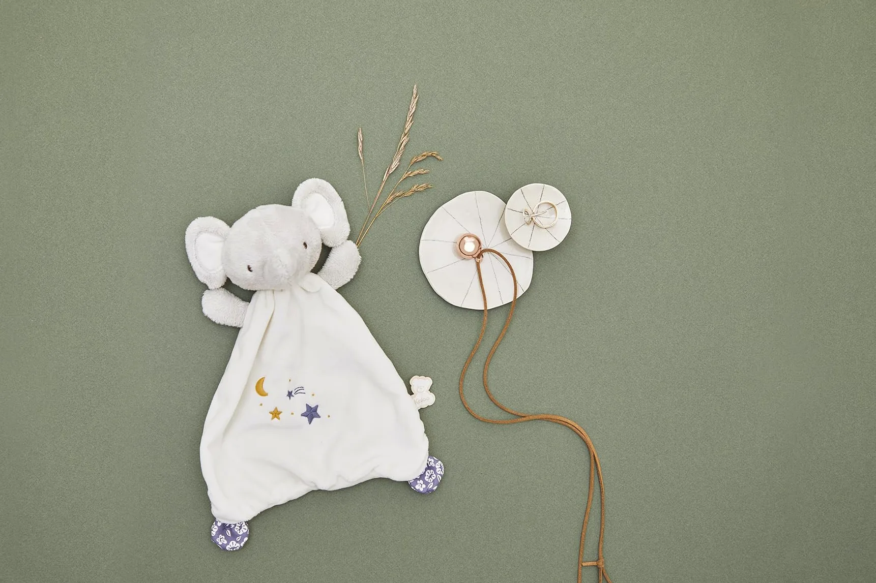 Kaloo - Coffret Doudou Eléphant + Collier Bola - Idéal Cadeau naissance - Cadeau grossesse - Douceur et harmonie dès la Grossesse - Matières recyclées et design raffiné - Boîte Cadeau - K210013